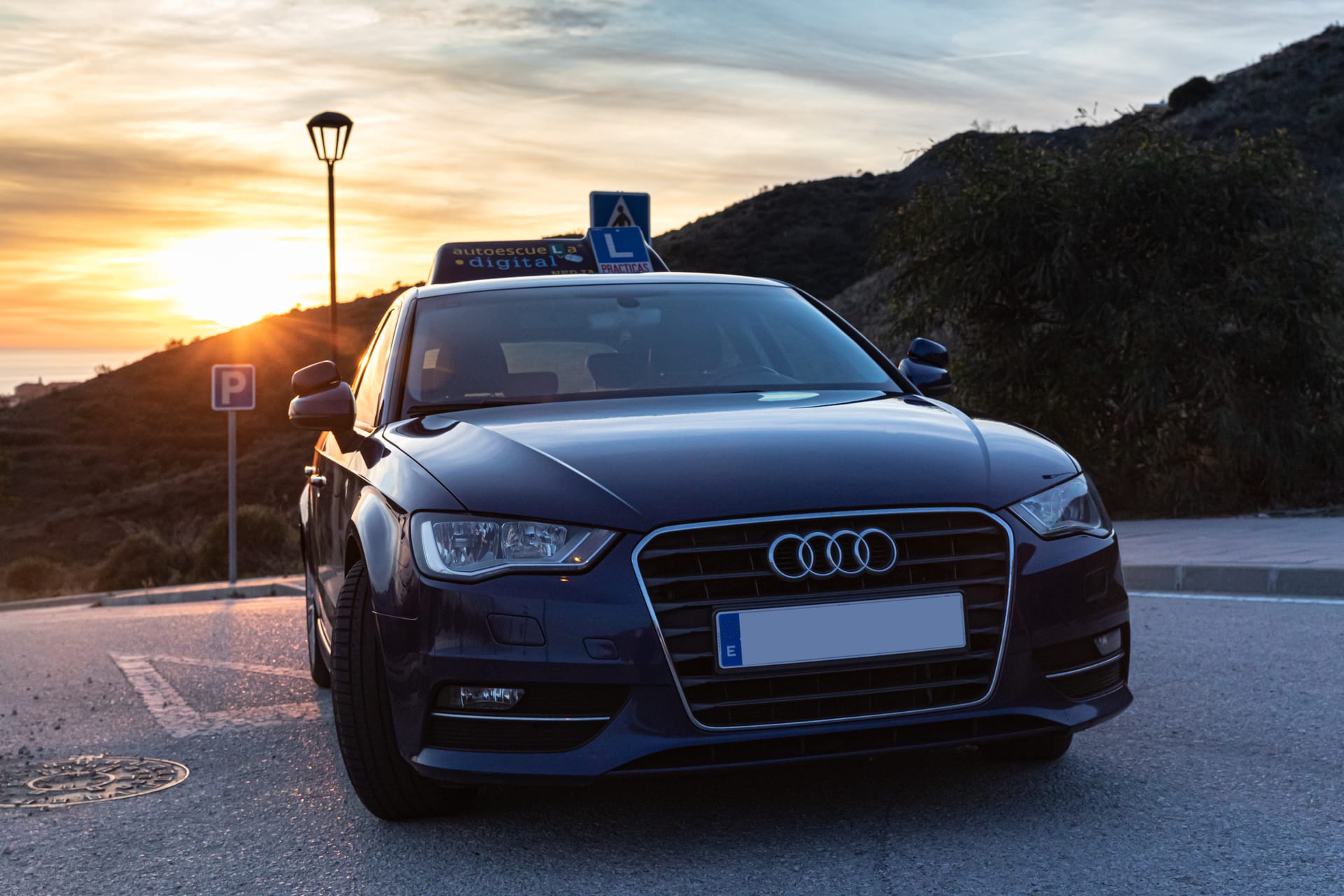 Atardecer en la Costa del Sol con vehículo de Autoescuela Digital